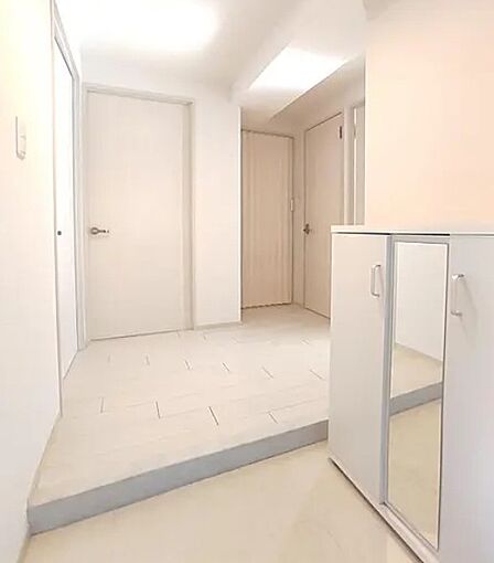 白を基調とした広々とした玄関！シューズクローゼットには鏡付き♪