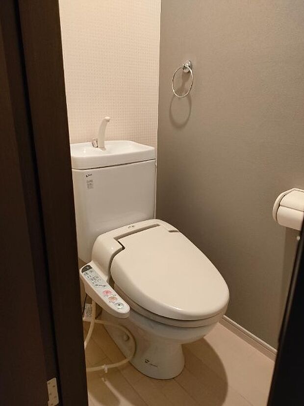 トイレは1階と2階の2カ所に設置！清潔感のある白を基調としております。