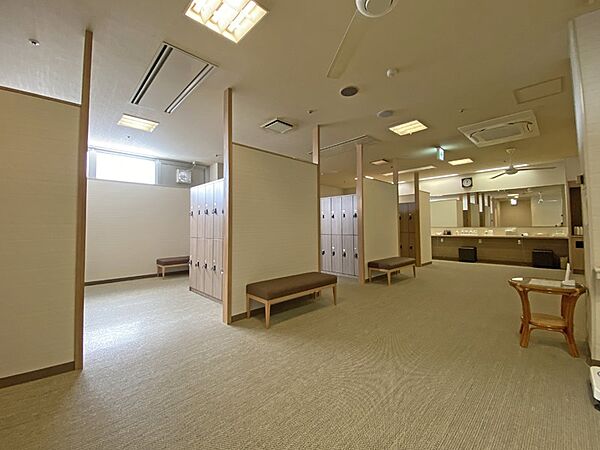 アイボリー系で統一された清潔感のある広々とした脱衣所