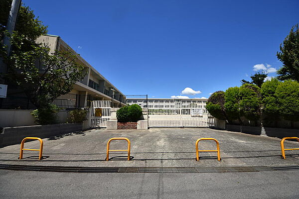 豊中市立原田小学校へ徒歩4分（300ｍ）