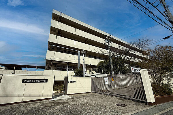 吹田市立千里丘中学校：徒歩18分（1400ｍ）