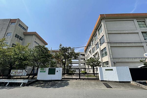 豊中市立第十二中学校：徒歩15分（2200ｍ）