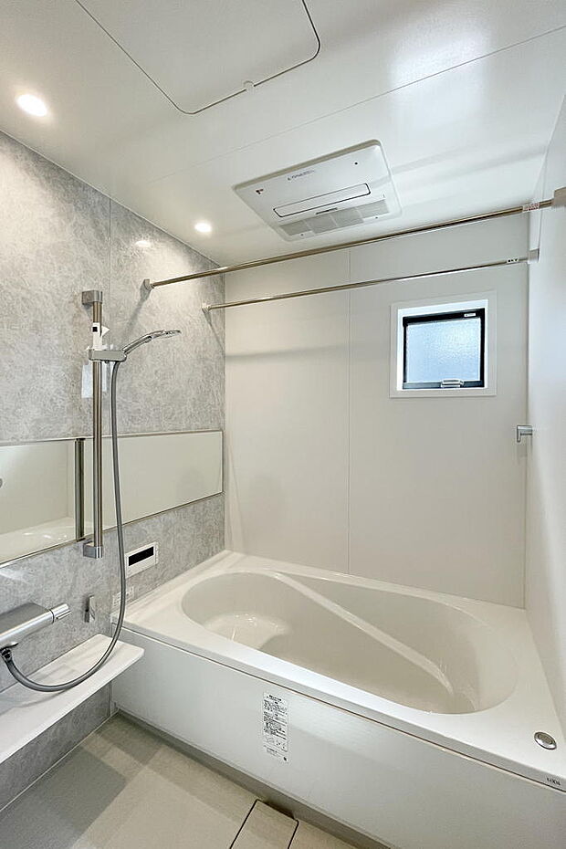 バスルーム（2024年3月）撮影　　ホワイトを基調に清潔感あふれる浴室。