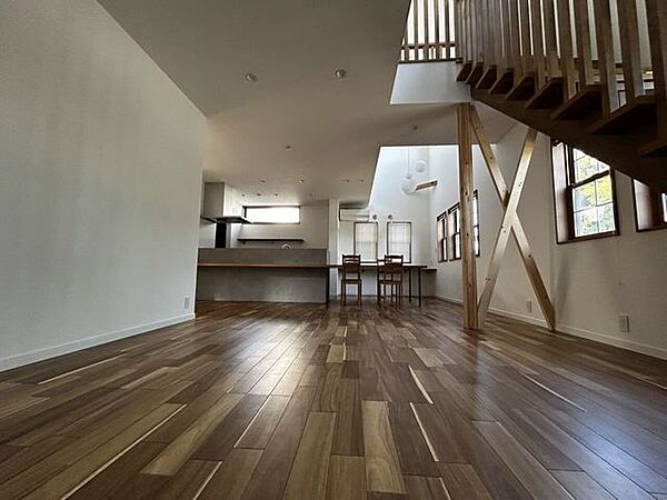 上部は吹抜、窓も多く日当たり良好・広々25帖LDKです！リビング階段もスケルトン仕様なので開放感があります◎