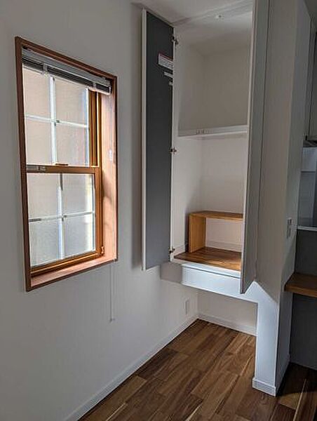 ちょっとしたものを収納できる備え付けの棚と、その下にあるスペースはペットトイレ等を設置するのにピッタリなサイズ！