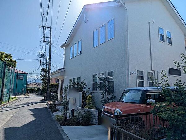 公園とおうちの間を通る道路です。朝や夕方は通学で使う子どもたちの元気な声が聞こえてきそうです♪