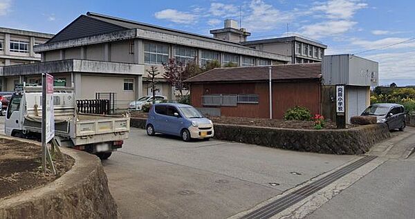 向田小学校 550m