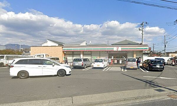 セブンイレブン南足柄関本店 950m