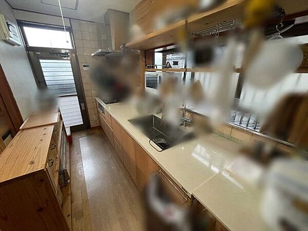 明るく広々とした開放的なキッチン。収納棚も充実しており、調理器具や食材をたっぷり収納できます◎
