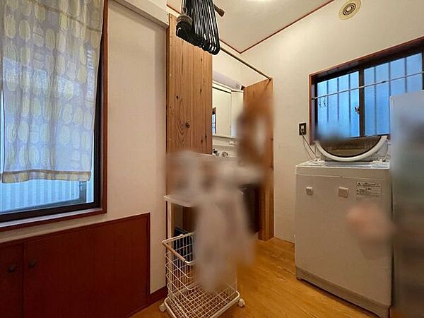 収納スペースをしっかり確保した脱衣所。タオルや洗剤類もすっきり収まります◎