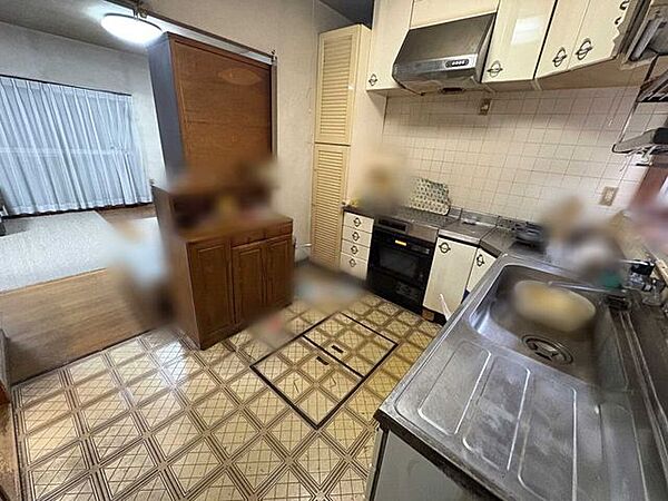 残置物は加工で消しています。