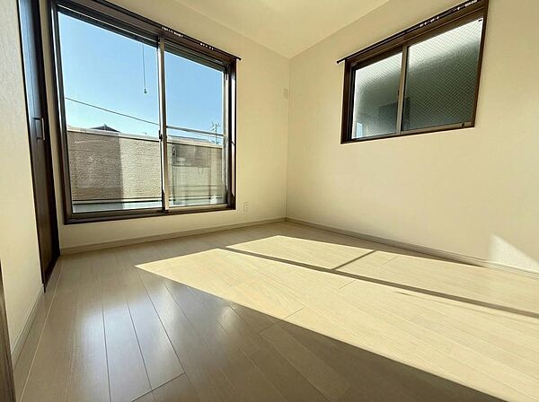 南側の大きな窓からたっぷりと日差しが降り注ぐ、一番暖かいお部屋です。2面採光で風通しも良く、開放感あふれる空間。晴れた日には照明がいらないほどの明るさで、日中はポカポカと快適に過ごせます。