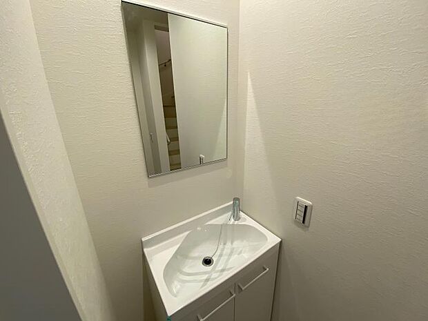 1階にも洗面台を完備しており、帰宅時や居室から2階へ上がらず手洗い等ができて便利ですね。