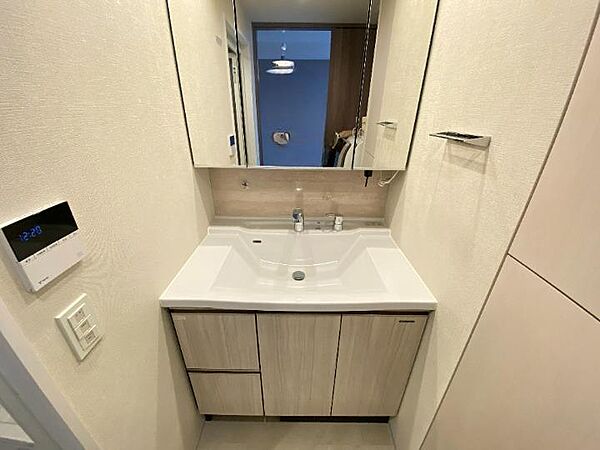 朝の準備がはかどる三面鏡の洗面台です。収納もあり、物が増えやすい洗面台もスッキリ保てますね！