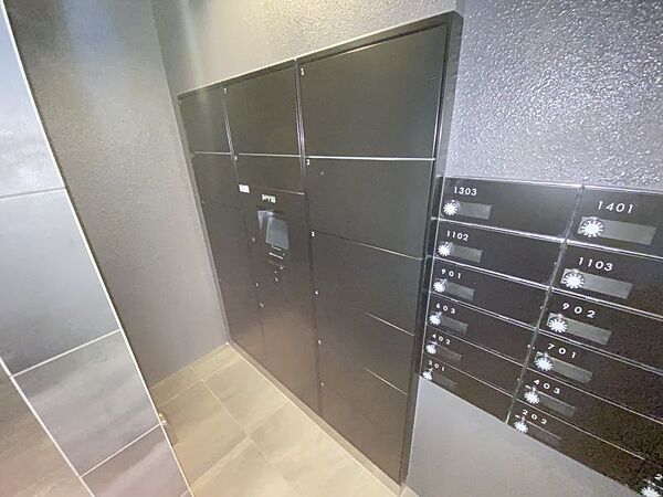 宅配ボックスがあるので留守中でも荷物を受け取れます◎