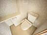 トイレ：トイレには快適な温水洗浄便座付き。カウンターに小物を飾ってオリジナルの空間を作るのも楽しそうですね♪
