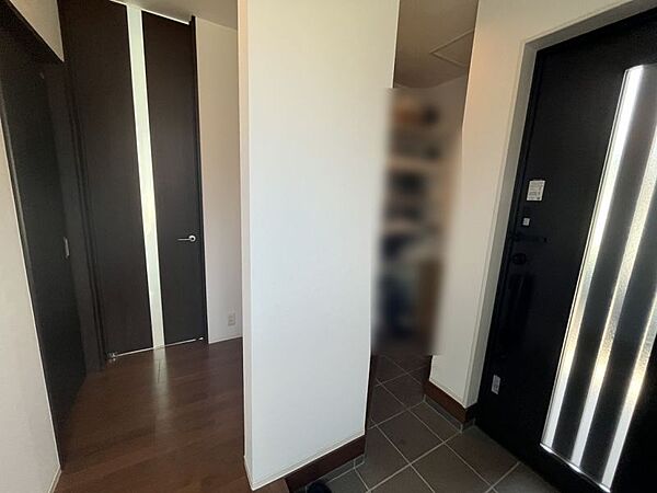 玄関入ってすぐにシューズクローゼット付き！靴はもちろん、アウトドア用品や傘等も収納できます◎