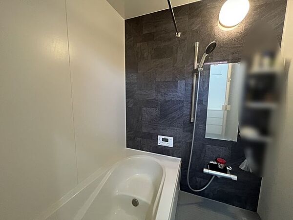 1日の疲れを癒すバスルーム。足を伸ばしてくつろいでくださいね。