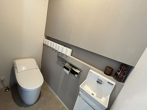 手洗いのあるトイレです。トイレの中で手を洗えるので、ドアノブが汚れる心配がございません◎