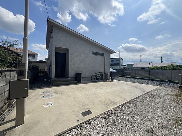 駐車場には並列で3台の駐車が可能です！複数台お車を利用される際に、大変便利です！