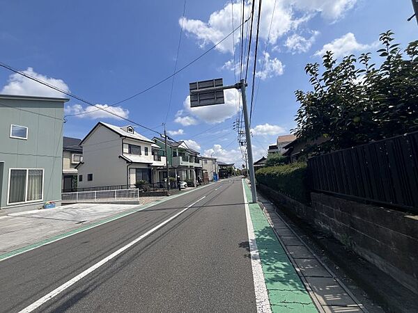 小学校まで徒歩約6分の立地です。お子様の毎日の通学に安心ですね。