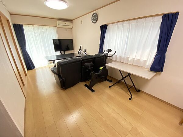 LDKは約16帖と広く、ソファやサイドテーブルなど置けます◎二面彩光の明るい空間です♪