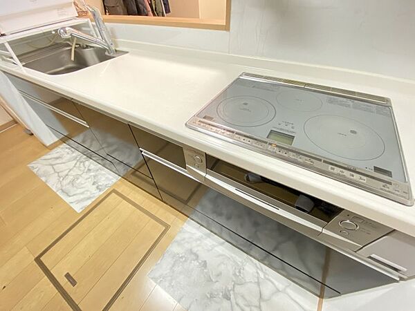 お掃除楽々なIHコンロ。キッチンからリビングを見渡せ、家族とコミュニケーションが取りやすいです◎
