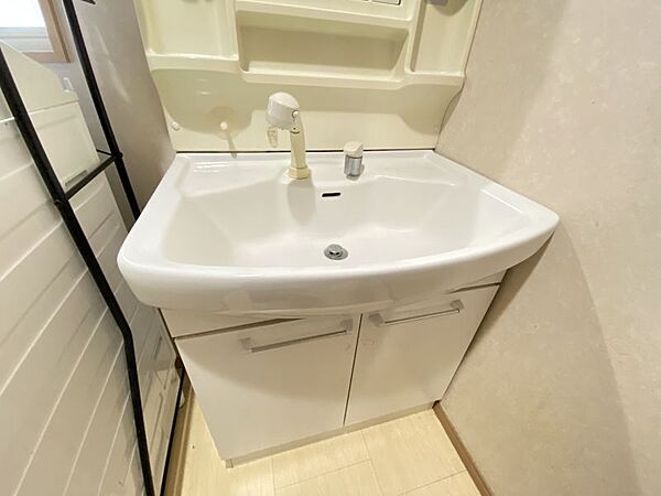 キッチン後ろに洗面所があるため家事動線も良好です◎洗面ボウルが大きいため水が飛び散りにくく快適♪