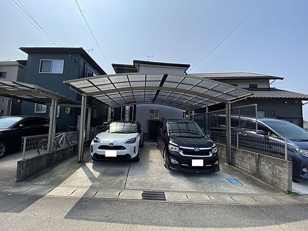 お車は2台駐車可能！並列のためスムーズに出発出来ます◎カーポート付のため雨の日の乗り降りも楽々。