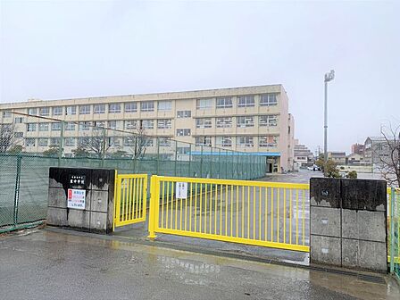 658ｍ　徒歩約9分　校訓を「錬磨」とし、「健康な身体」「誠実な心」「豊かな知性」の3分野を兼ね備える生徒の育成を目標としている。