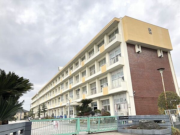 師勝西小学校まで　864m　徒歩約11分　校訓「進んで学ぶ子（知）　心豊かな子（徳）　たくましく生きる子（体）」