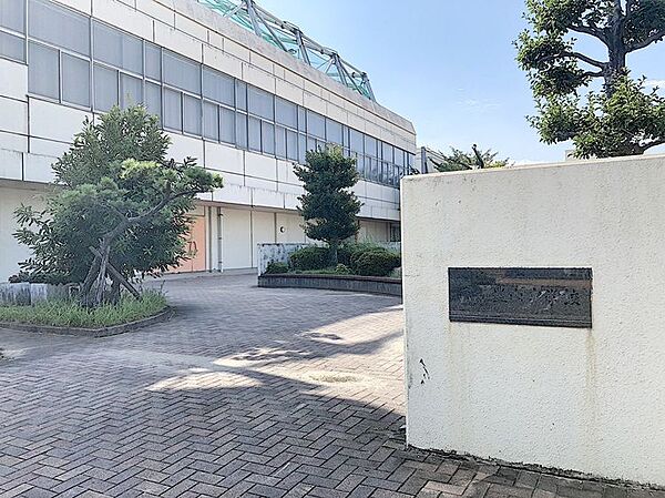 豊山中学校まで　619m　徒歩約8分●教育目標「力いっぱいがんばる子の育成」　サッカー部、バスケ部、ブラスンバンド部の3つの部活動があります。