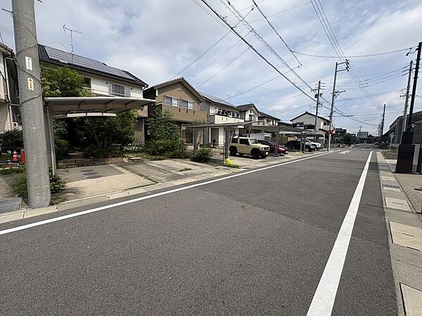 見通しの良い広々前面道路で車の出し入れも楽々♪
