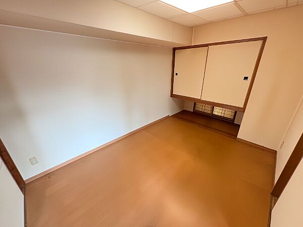 収納付きの洋室は、お部屋をすっきり使えて荷物の整理もしやすく、暮らしやすい便利な空間です！