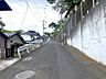 外観：前面道路を含む現地外観写真
