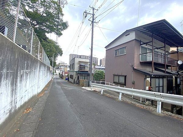 前面道路を含む現地外観写真