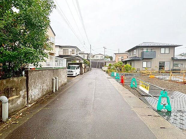 前面道路含む外観