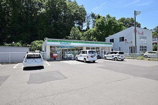 ファミリーマート川平一丁目店 730m