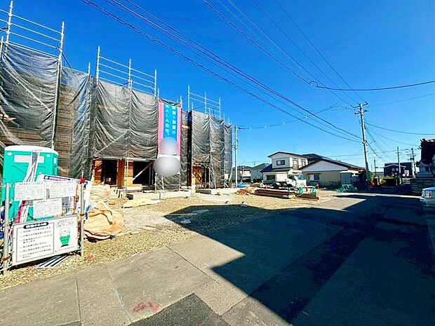 前面道路含む外観