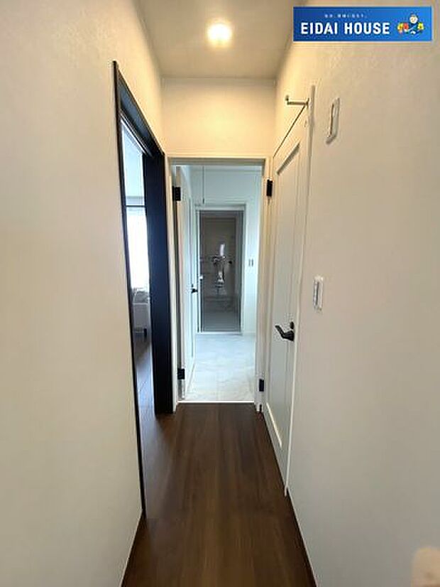 玄関からリビング、洗面へ