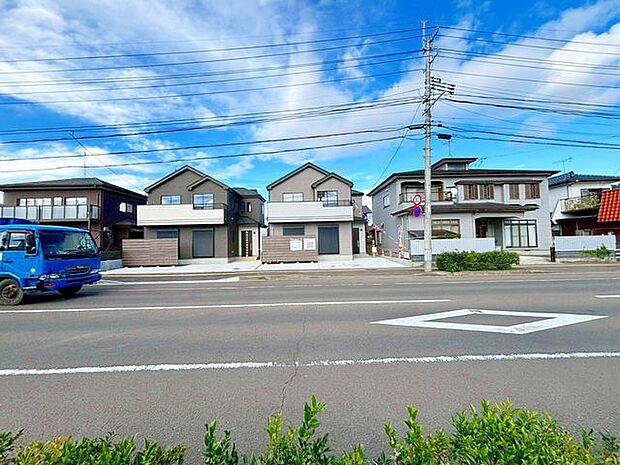 前面道路含む外観