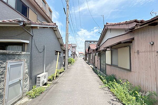 物件の北西側前面道路（南西側から）。周辺は、交通量の少ない閑静な住宅街となっています！