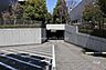 その他：地階にある駐車場へのアプローチ