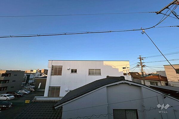バルコニーからの眺め（東方向）前面道路は大通りから1本入った道で、騒音や交通の心配がございません。目の前に遮蔽物がないため陽当り良好です！