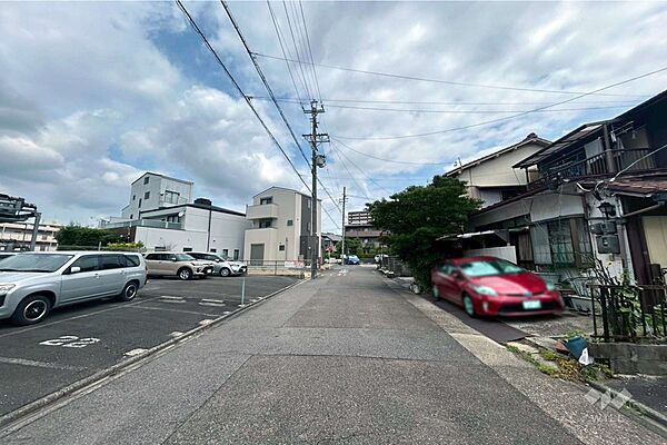 物件の西側前面道路（南側から）［2025年6月21日撮影］