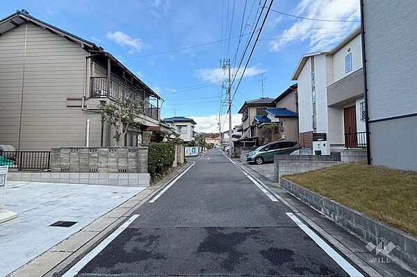 物件の南側前面道路（西側から）［2024年12月27日撮影］