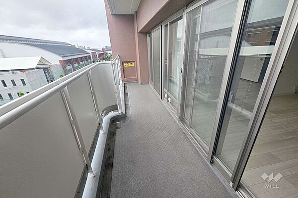 バルコニー2部屋から出入りできるバルコニーになっています。屋根がついているので、雨も入りにくくなっています。