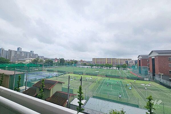 バルコニーからの眺め（南東方向）目の前にはテニスコートが広がり、とても見晴らしのいい空間になっています。