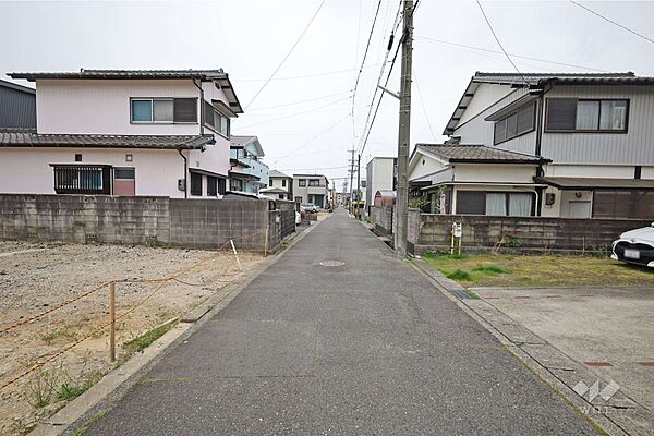 物件の東側前面道路（南側から）［2026年4月15日撮影］