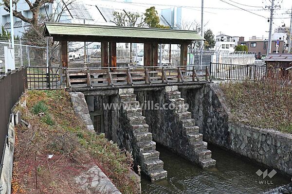 御用水跡街園と黒川樋門の外観